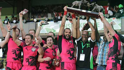 Ignacio Martín que formó parte de los Welsh Warriors levanta el título de campeón de este Safaricom Safari Sevens de Kenia.